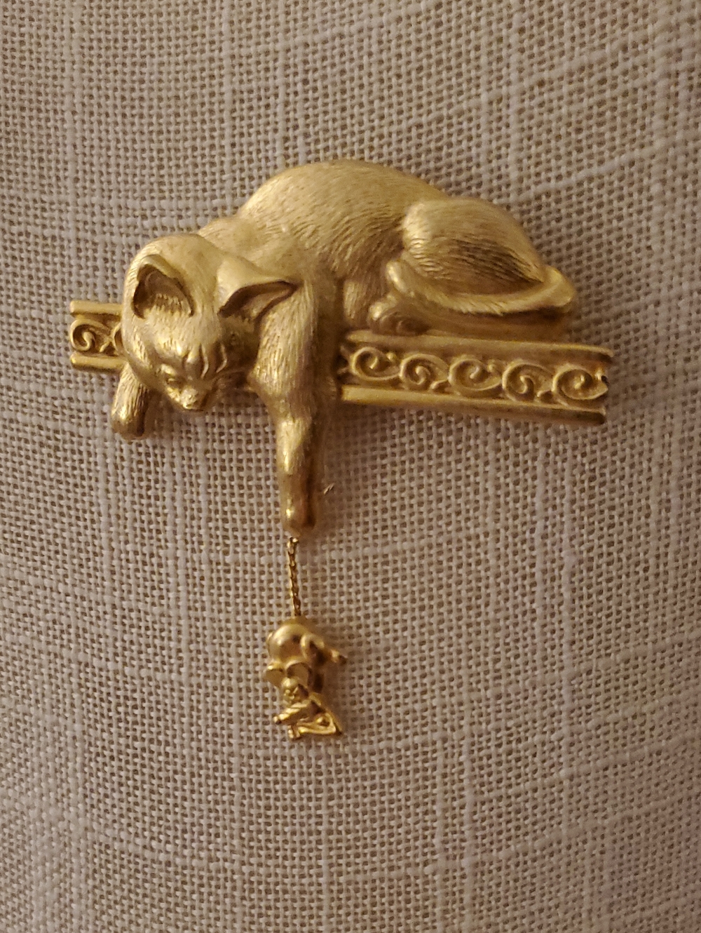 Vintage JJ 's Matte Gold Cat Brooch Playing With Dangling Mouse Jonette Jewelry